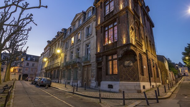 Un edificio storico con architettura classica, caratterizzato da più piani, ampie finestre e dettagli decorativi elaborati.