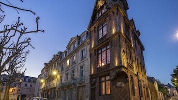 Façade de lâhĂ©bergement - soirĂ©e/nuit