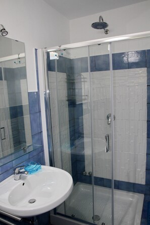 Quadruple Room | Bathroom - Belvedere (Procida)