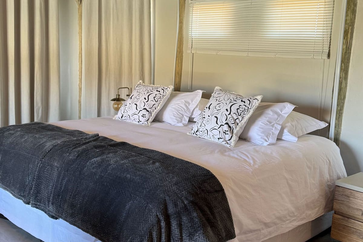 1 bedroom, desk, free WiFi, bed sheets