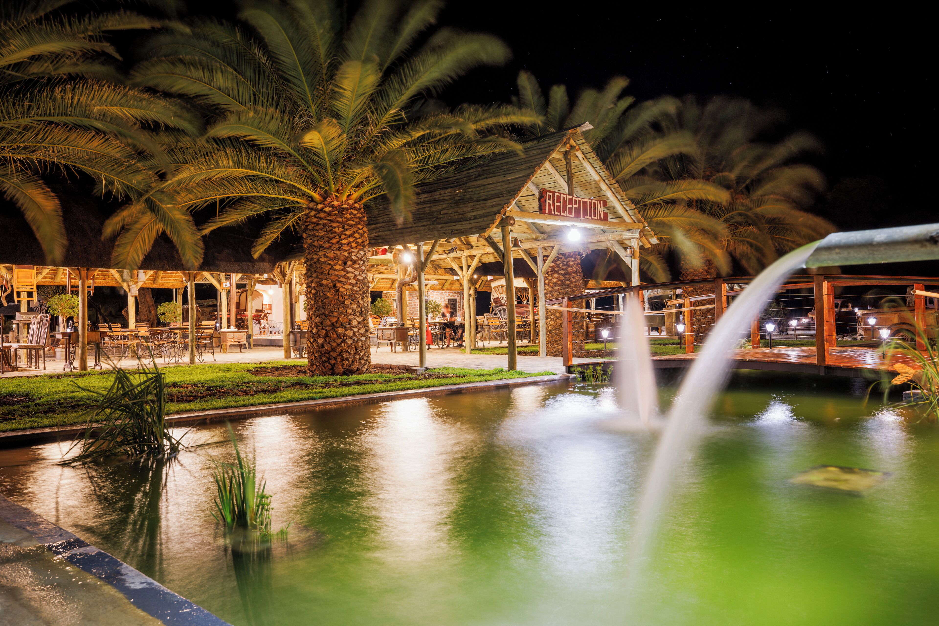 숙박 시설 정면 - 저녁/밤