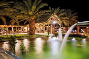 Fachada de la propiedad por la tarde o noche