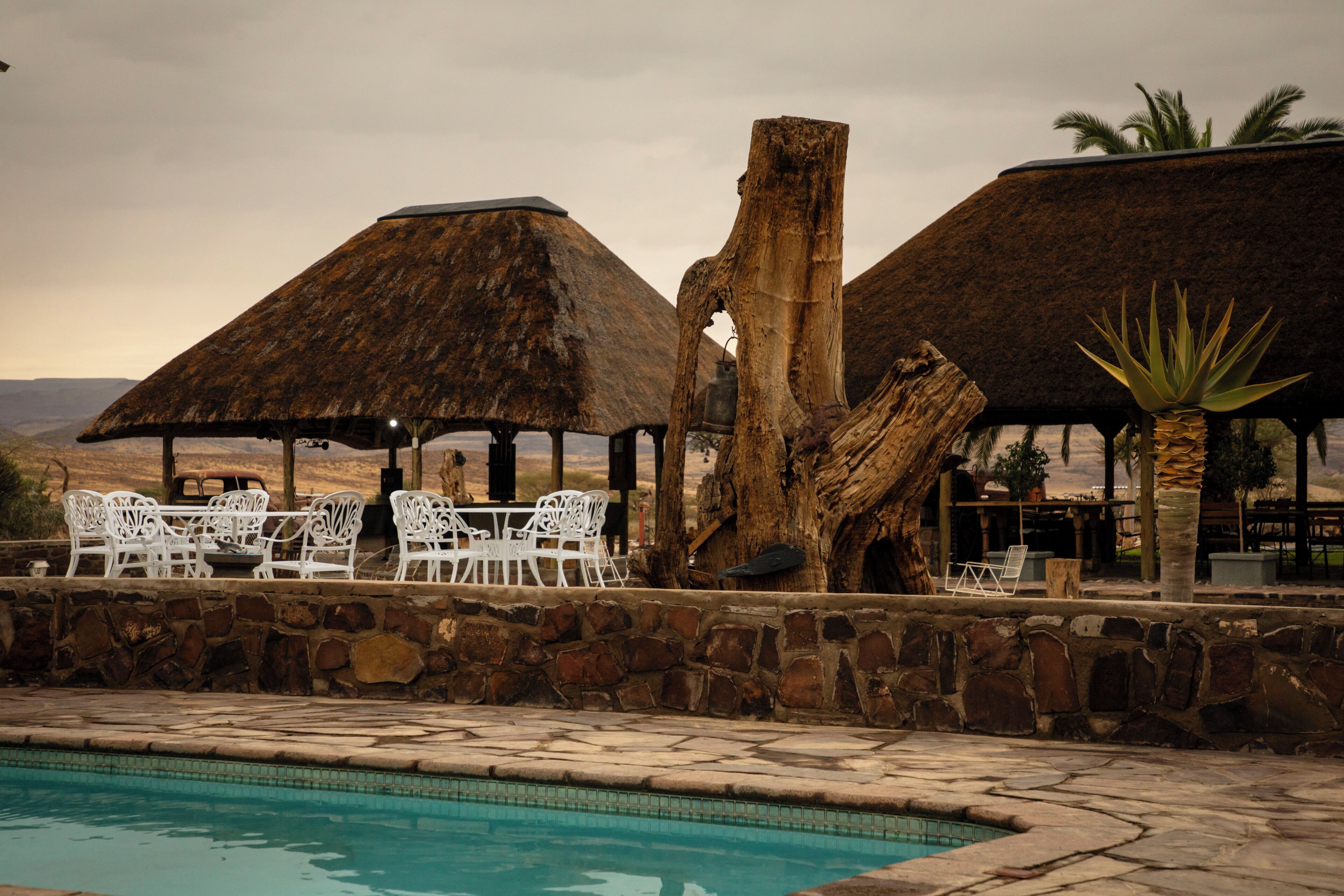 Een buitenzwembad en ligstoelen