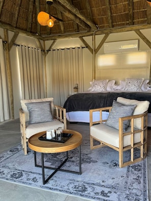 Escritorio, wifi gratis y ropa de cama