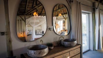 Luxury Suite | Bathroom | Shower, free toiletries, towels