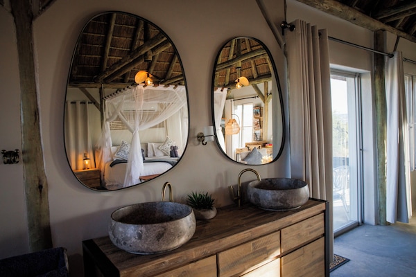 Luxury Suite | Bathroom | Shower, free toiletries, towels