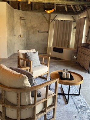 Escritorio, wifi gratis y ropa de cama