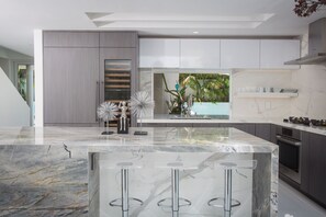 Coffee/tea maker, electric kettle