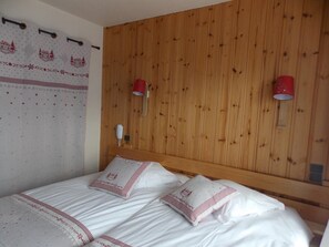 In-room safe, individually decorated, individually furnished, desk - Hôtel Edelweiss (Samoëns)