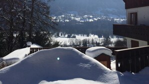 Eine Bergingerhütte mit Blick auf schneebedeckte Berge und einen klaren Himmel.