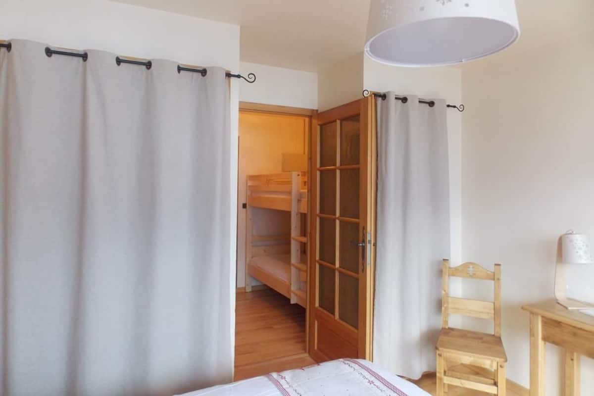 Vierpersoonskamer | Een kluis op de kamer, individueel gedecoreerd, individueel gemeubileerd