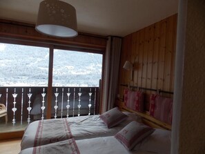 In-room safe, individually decorated, individually furnished, desk - Hôtel Edelweiss (Samoëns)