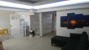 Departamento, 2 habitaciones | Sala de estar | Televisión LED