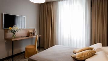 Presidential Suite | Minibar, in-room safe, desk, laptop workspace