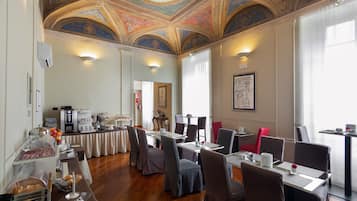 Sarapan prasmanan setiap hari (EUR 12 per orang)