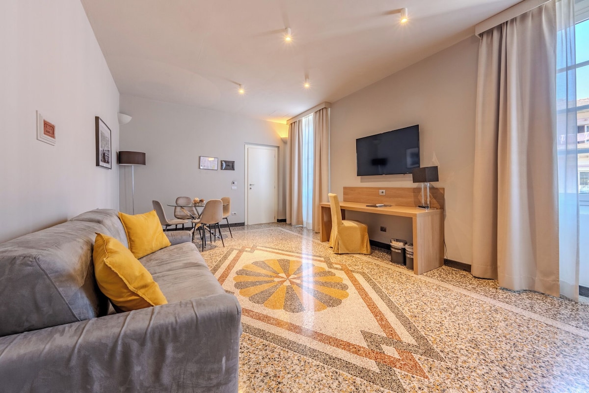 Suite Premium | Minibar, caja de seguridad en la habitación y escritorio