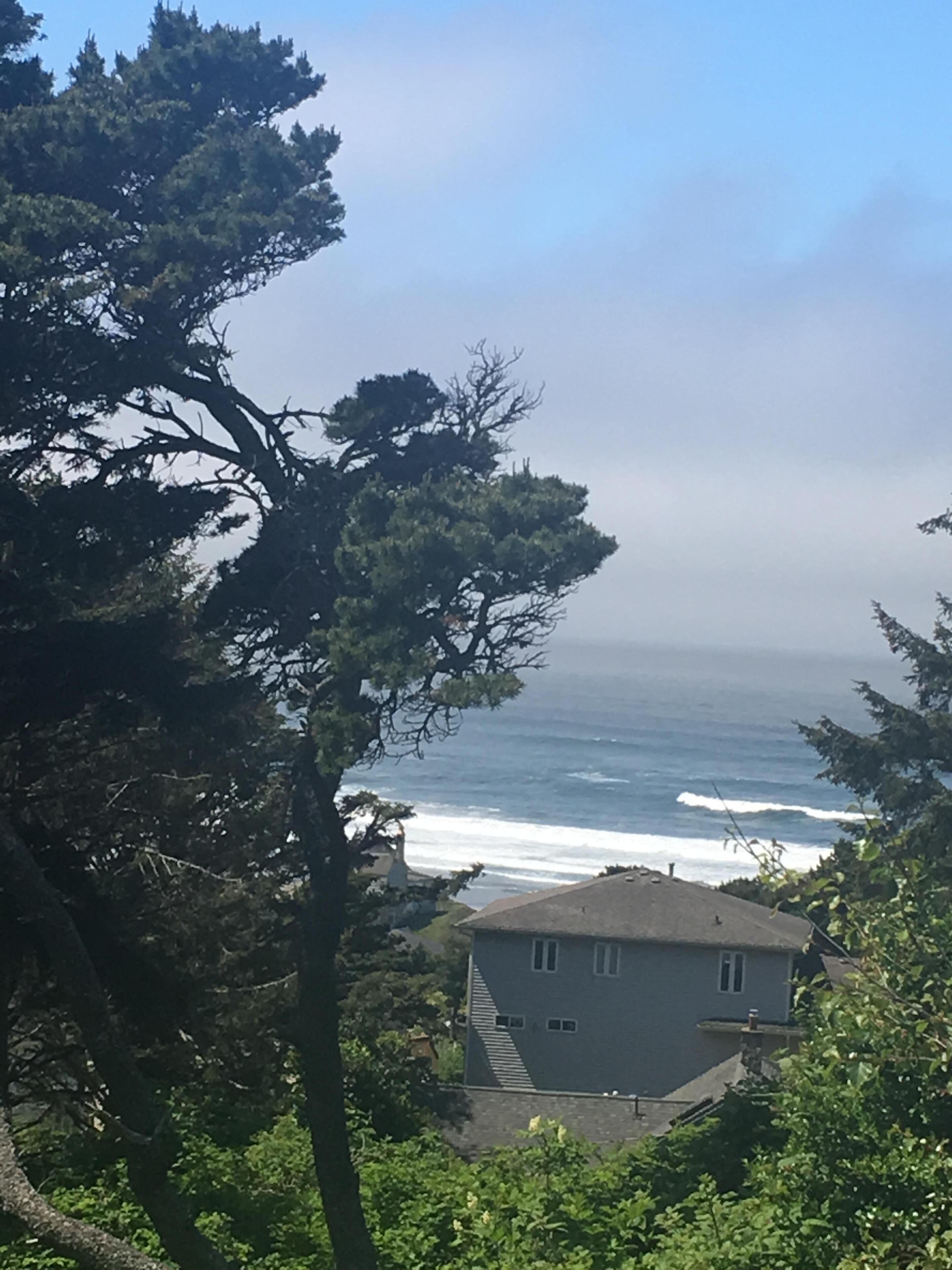 Une maison située sur la côte, avec vue sur l’océan.
