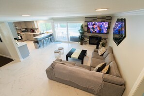 Flachbildfernseher, Kamin, Videospiele, Netflix