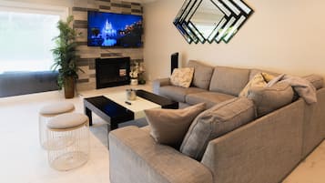 Televisión de pantalla plana, chimenea, videojuegos, Netflix