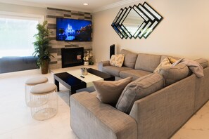 Flachbildfernseher, Kamin, Videospiele, Netflix