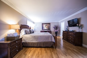 4 bedrooms, iron/ironing board, WiFi, bed sheets