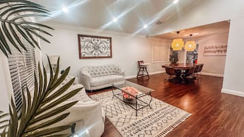 Una televisión de pantalla plana, una chimenea, videojuegos, Netflix