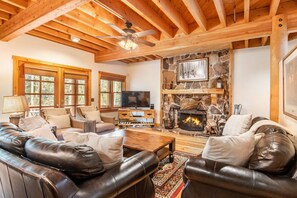 تلفزيون، مدفأة، مشغل دي في دي، كرة قدم الطاولة