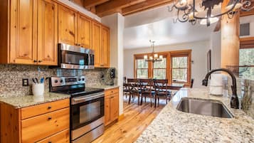 冰箱、微波炉、烤箱、炉灶