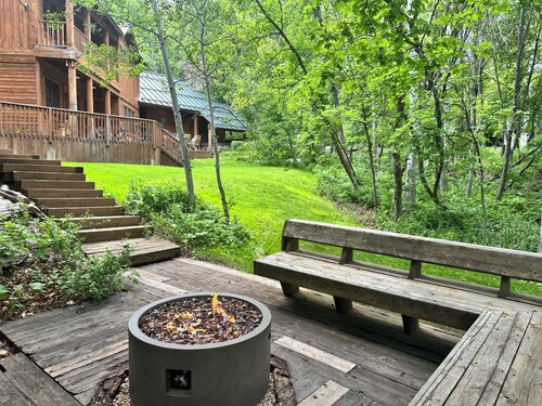 KING BED, HOT TUB, SEPARATE GUEST HOUSE, BACK LAWN, WOOD FIREPLACE