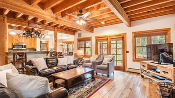 电视、壁炉、DVD 播放器、桌上足球