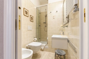 Dusche, Haartrockner, Bidet, Handtücher