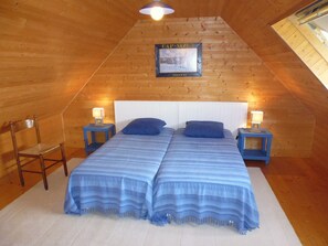 2 soveværelser, pengeskab på værelset, strygejern/strygebræt