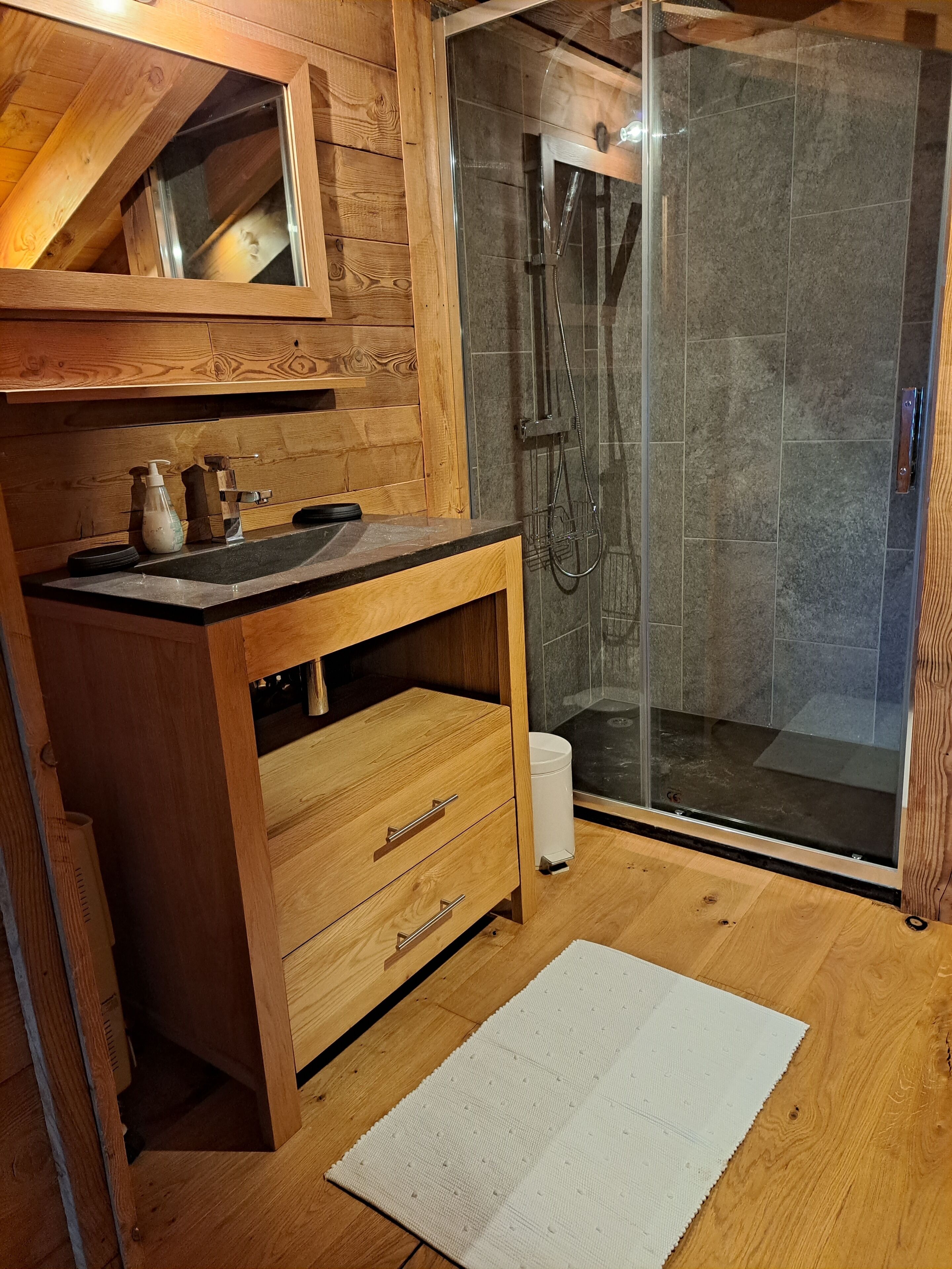 duplex: douche à l'italienne , lavabo