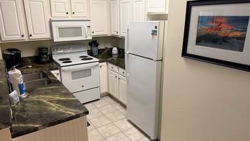 Køleskab, mikrobølgeovn, ovn, kogeplade