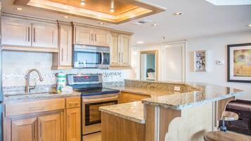 Réfrigérateur, four à micro-ondes, un four, surface de cuisson