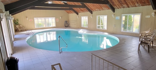 Huge Indiana Family Reunion Villa with Indoor Pool, Hot Tub, Game Rm 8 BR, 7 BA