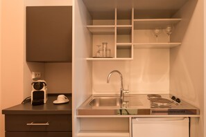 Basic Single Room, 1 Twin Bed, Kitchenette, Mountain View | Private kitchen | Fridge, stovetop, electric kettle, toaster