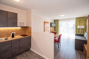Apartamento família, 1 quarto, cozinha, vista para a montanha | Cozinha privada | Geladeira, cooktop, chaleira elétrica, torradeira