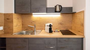 Frigorifero, piano cottura, bollitore elettrico, tostapane