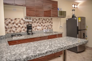 Mikrowelle, Wasserkocher mit Kaffee-/Teezubehör