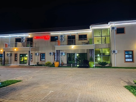 Fachada de la propiedad. Voyager Inn Hotel