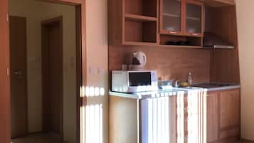 Family Studio, Pool View | Private kitchen | Fridge, stovetop, electric kettle, cookware/dishes/utensils