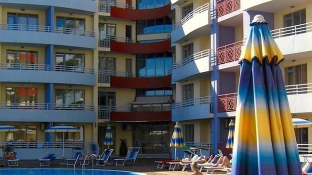 A multi-story hotel with a swimming pool surrounded by sun loungers and umbrellas. - Central Plaza Studio (Sunny Beach)