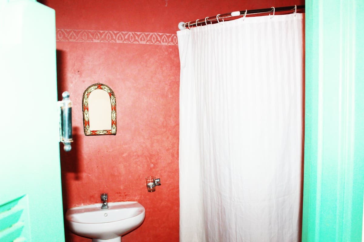 Shower, free toiletries, towels
