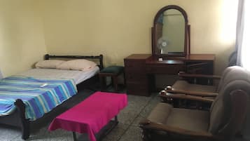 Apartment | 1 Schlafzimmer, individuell eingerichtet, Schreibtisch