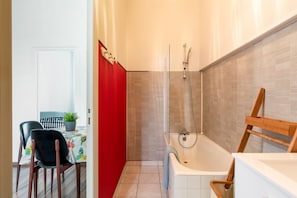 Appartement | Salle de bain | Douche, articles de toilette gratuits, sèche-cheveux