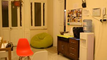 Liesi, keittoastiat/astiat/ruokailuvälineet