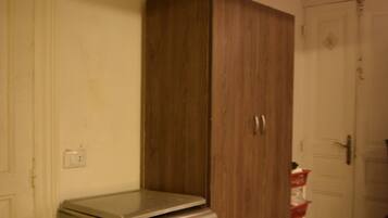 Economy Shared Dormitory | Shared kitchen facilities | Stovetop, cookware/dishes/utensils