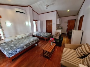 Suíte superluxo | Individualmente mobiliados, escrivaninha, roupa de cama