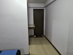 Tweepersoonskamer | Individueel gemeubileerd, een bureau, beddengoed